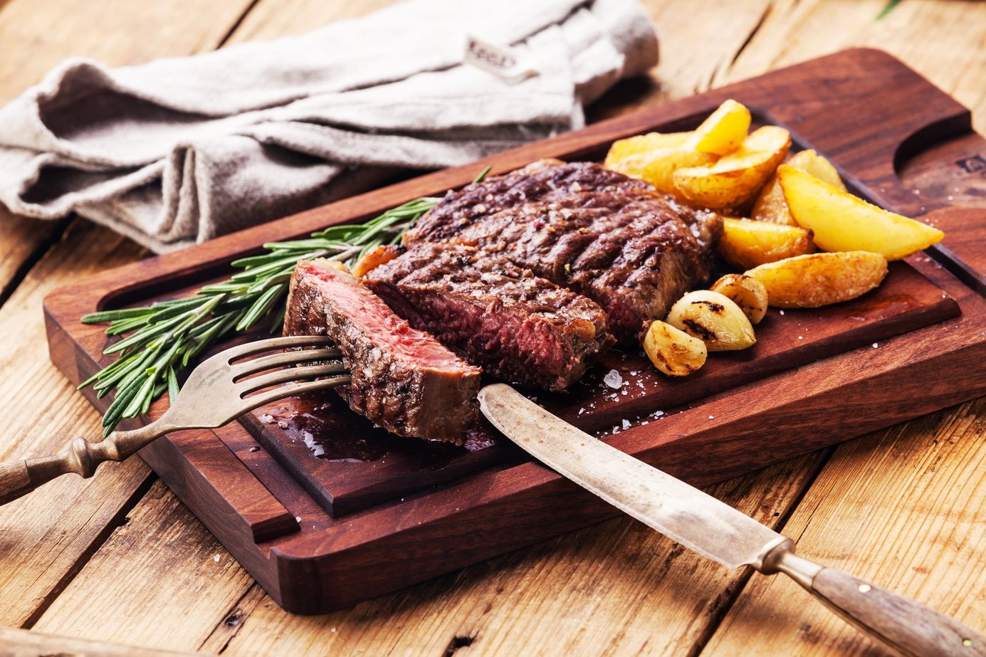 Un delicioso corte de res con papas y finas hiervas